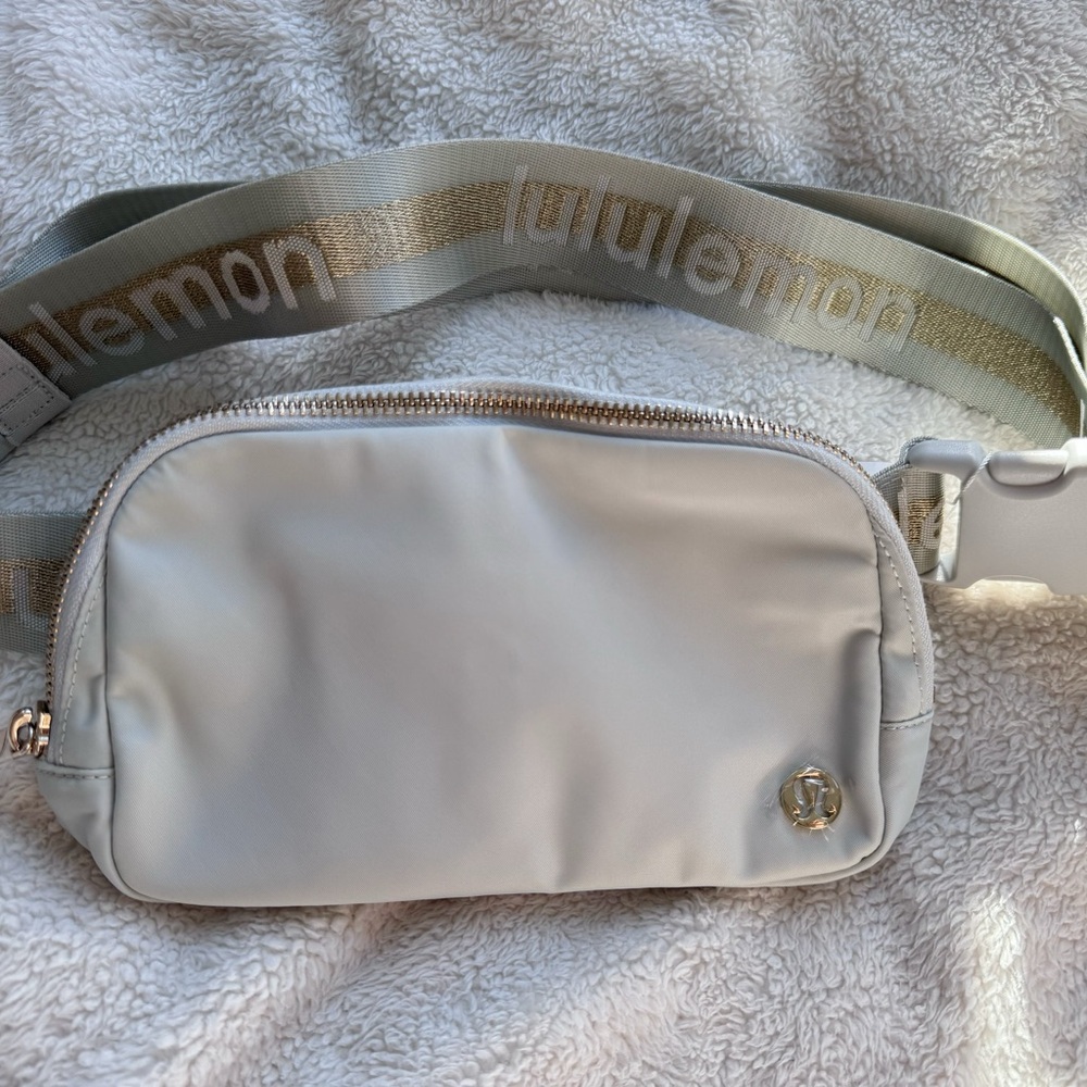 Lululemon Everywhere Belt Bag 1L，Vapor/Gold/White